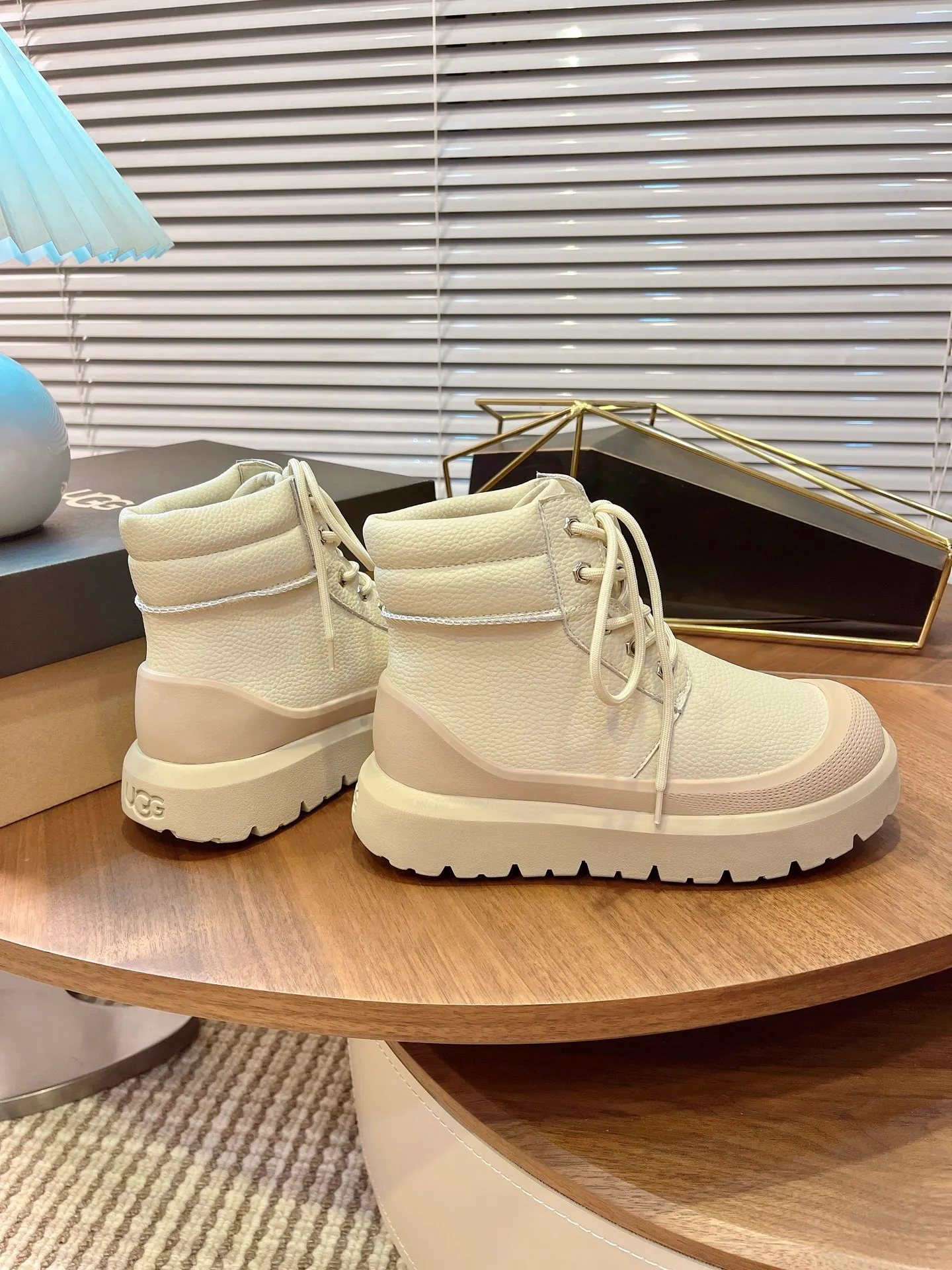 【UGG】 P: 600💰 Couple shoes Size: Women’s size 35-40 / Men’s size 40-44 UGG Tasman Weather Hybrid slip-on snow boots👢 Wang Yibo's same style 👏 adds a large orange sole to the classic Tasman shoe style, functional color contrast design, environmentally friendly waterproof and snowproof material, which has both fashionable and functional attributes. At the same time, it is paired with the new UGG furry shoes Keen's furry color-blocking jacket. Bright orange and maroon collide to create a new light outdoor style and open up a new travel experience in early autumn! Using the best materials, the 17mm fur integrated surface is warmer and breathable, and the outsole is upgraded to a lightweight and wear-resistant light wing technology outsole!